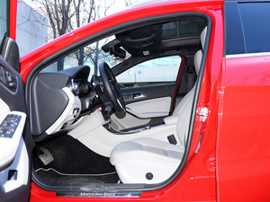 2015款GLA 260 4MATIC 运动型 前排空间