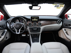 2015款GLA 260 4MATIC 运动型 内饰全景