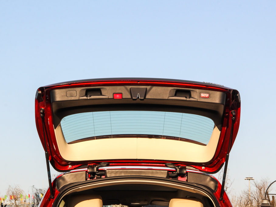 2016��YGLC GLC 260 4MATIC���A��