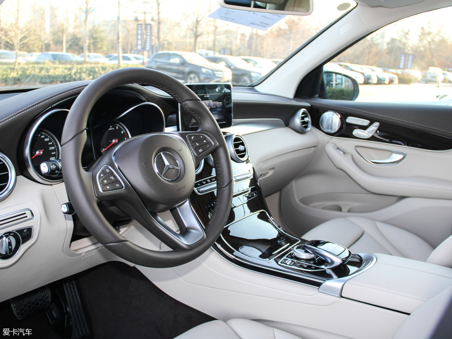 2016��YGLC GLC 260 4MATIC���A��