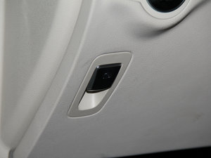 2016款GLC 260 4MATIC豪华型 驻车制动器