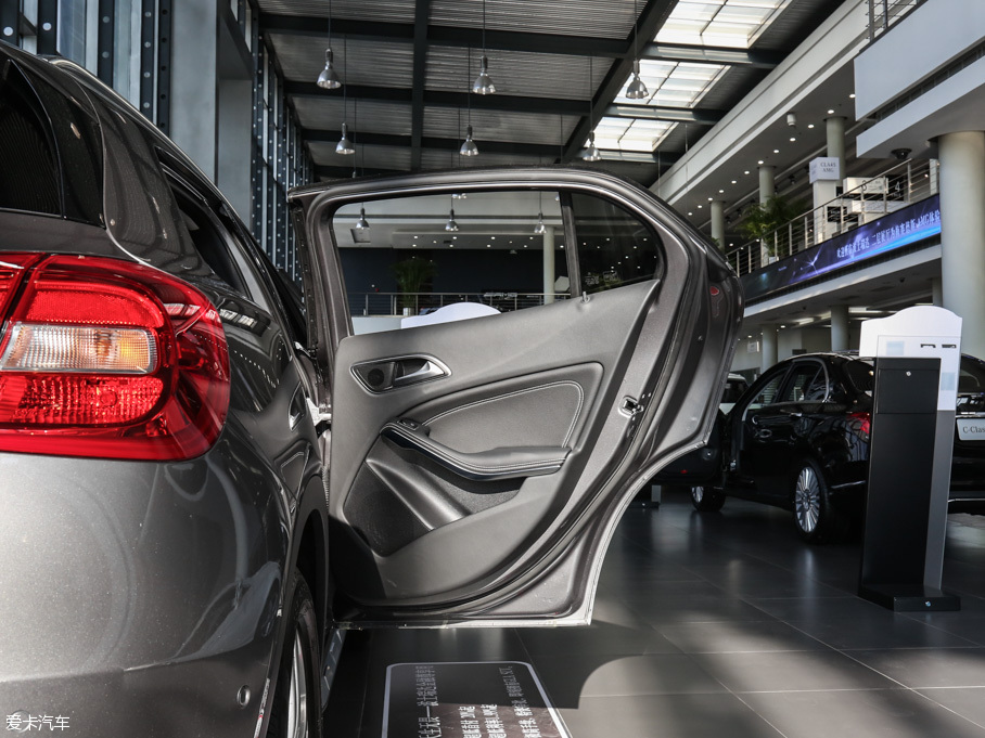 2016YGLA GLA 200 (dng)