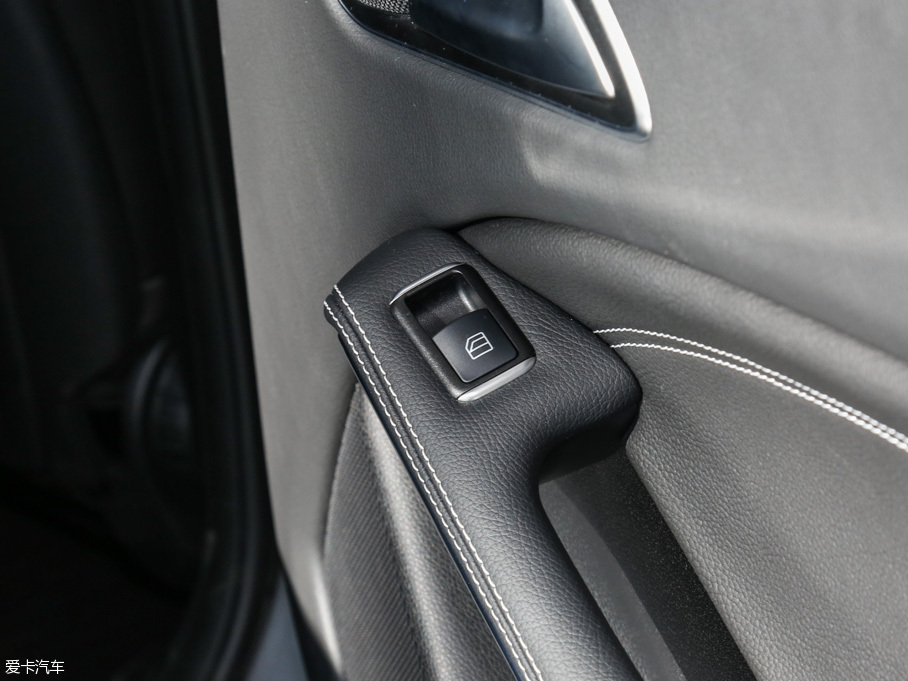 2016YGLA GLA 200 (dng)