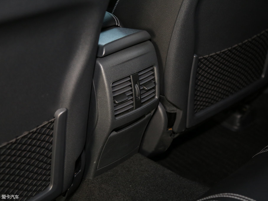 2016YGLA GLA 220 4MATIC A