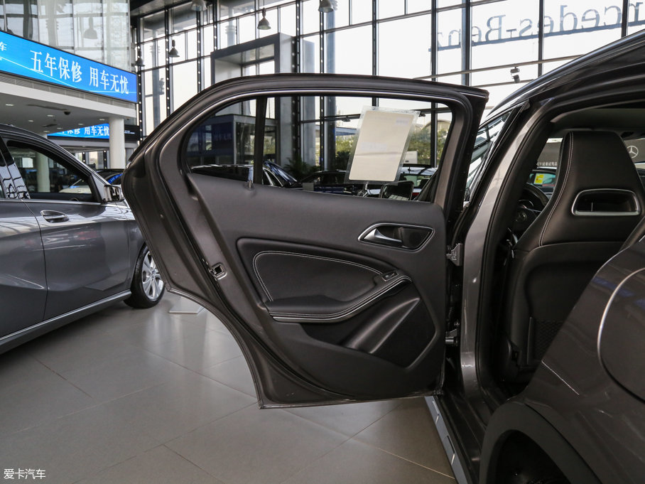 2016YGLA GLA 220 4MATIC A