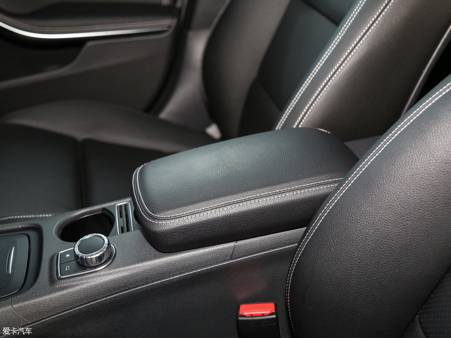 2016YGLA GLA 220 4MATIC A