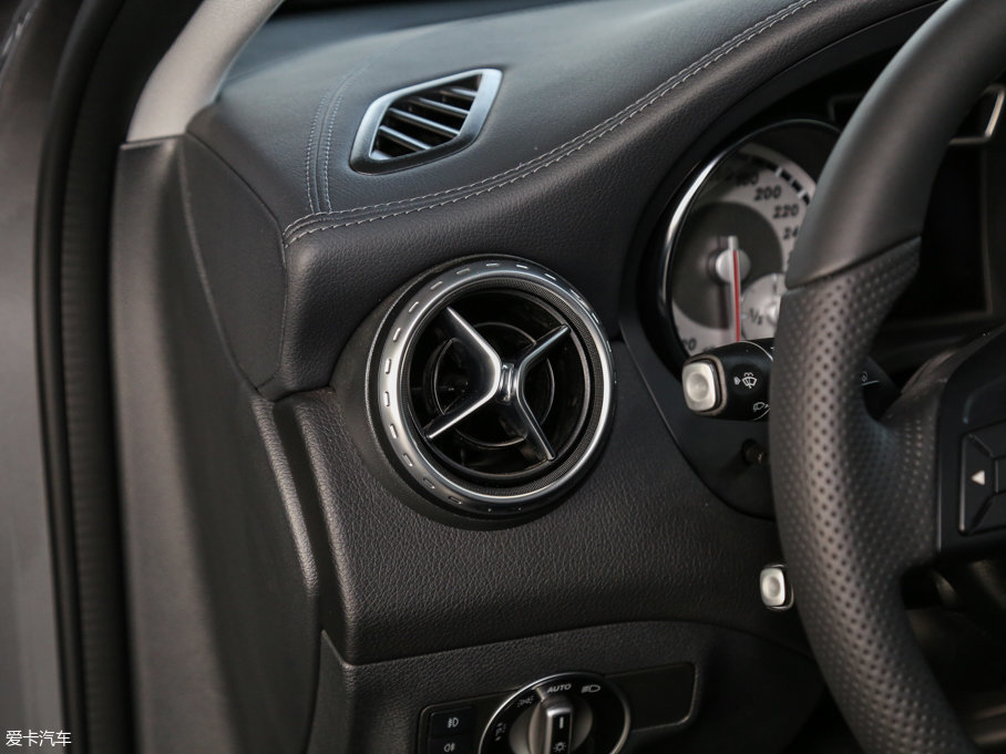 2016YGLA GLA 220 4MATIC A