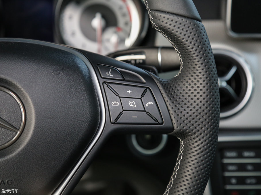 2016YGLA GLA 220 4MATIC A