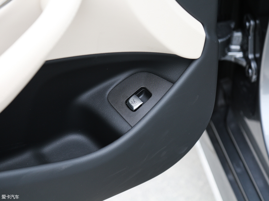 2016YE E 300L \ӺA