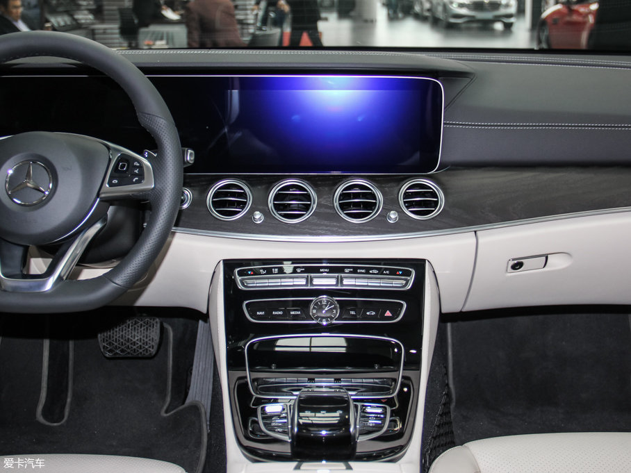 2016YE E 300L \ӺA