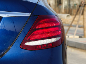 2016款E 300L 运动豪华型 尾灯