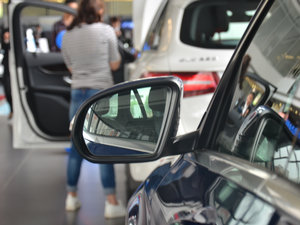 2017GLC 260 4MATICA (x)(ji)^