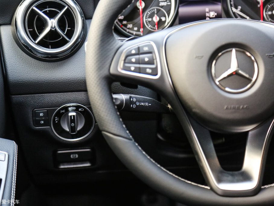 2017YGLA GLA 220 4MATIC r