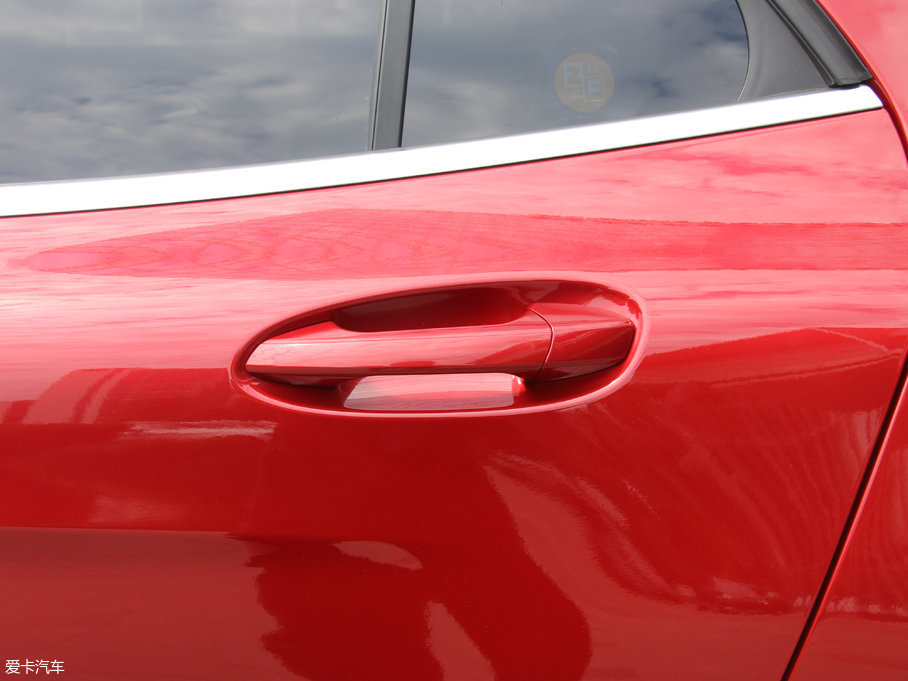 2017YGLA GLA 200 (dng)