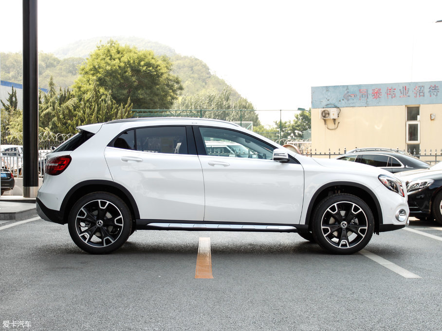 2017YGLA GLA 220 4MATIC r