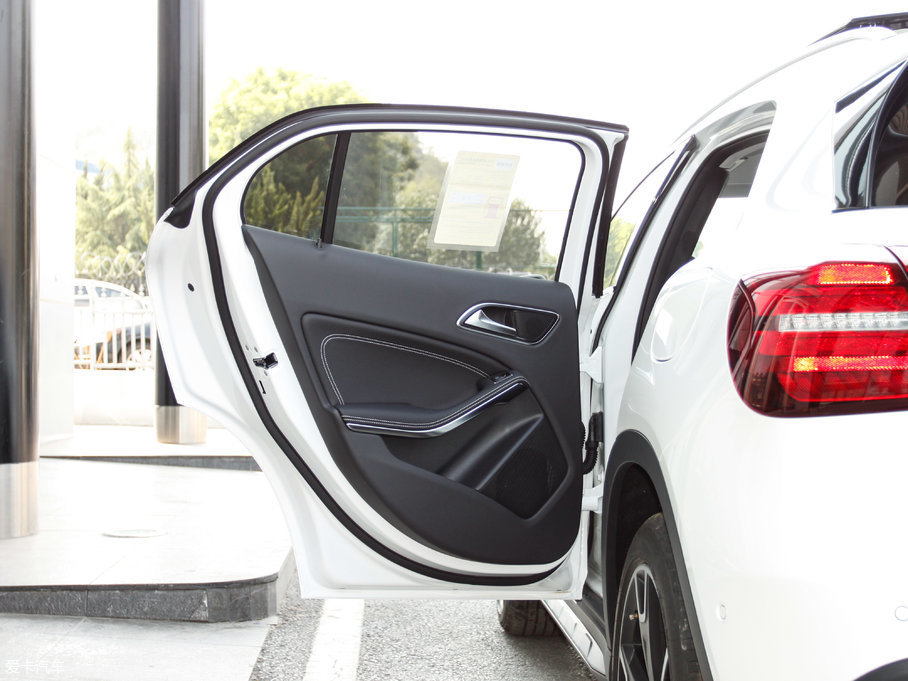 2017YGLA GLA 220 4MATIC r