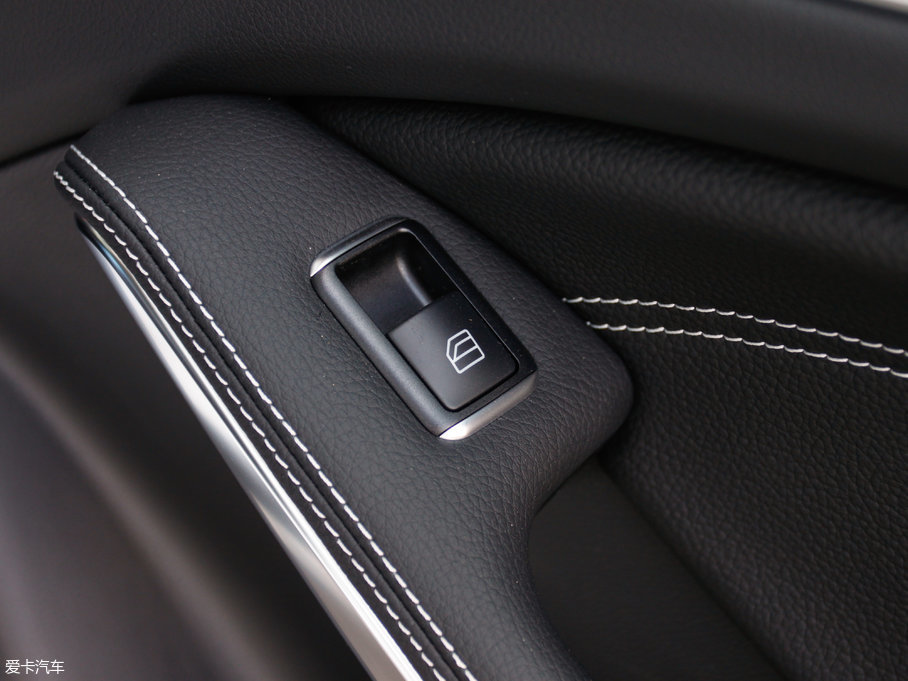 2017YGLA GLA 220 4MATIC r