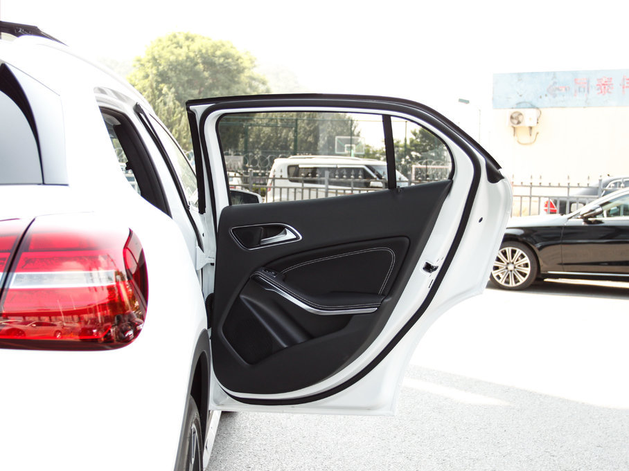 2017YGLA GLA 220 4MATIC r