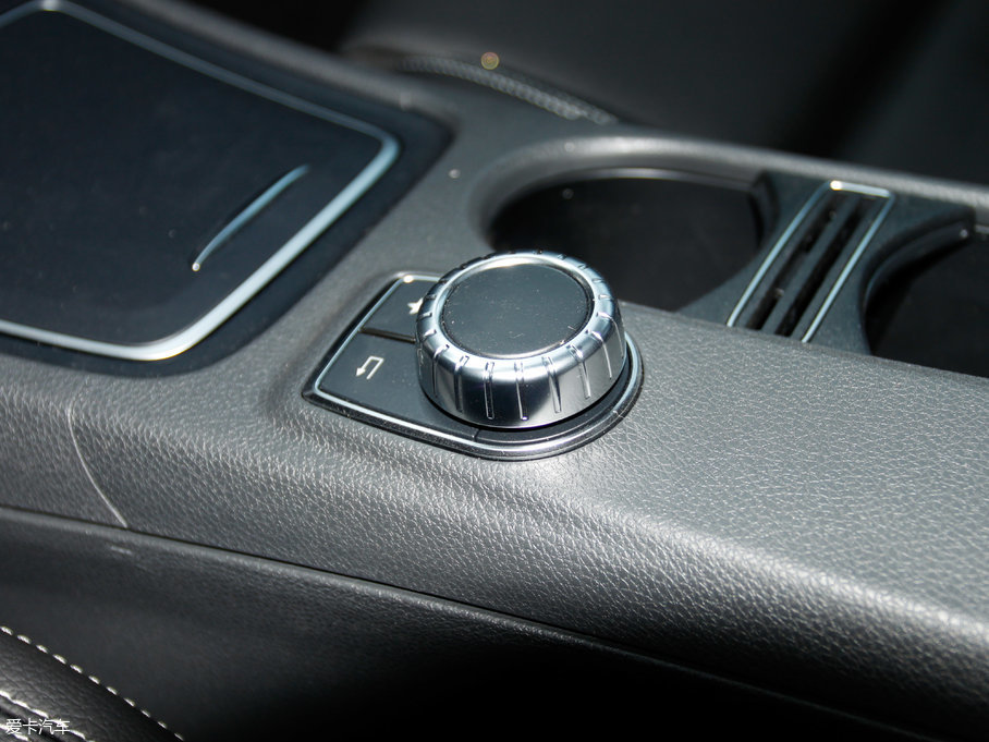 2017YGLA GLA 220 4MATIC r