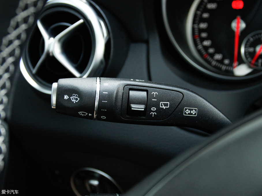 2017YGLA GLA 220 4MATIC r