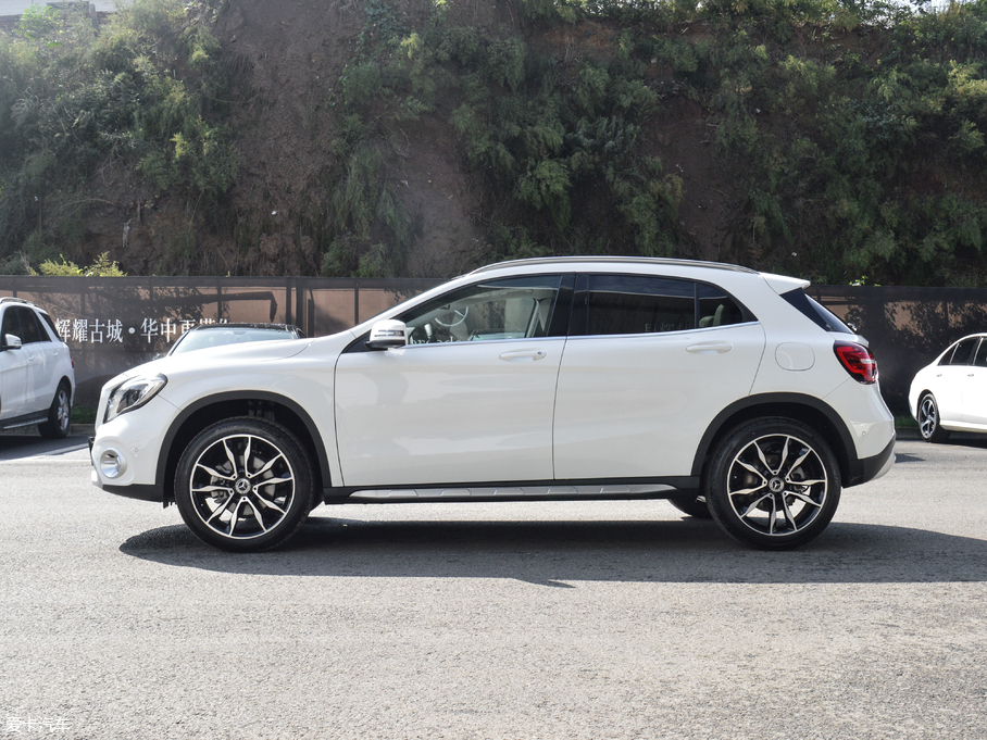 2017YGLA GLA 220 4MATIC A