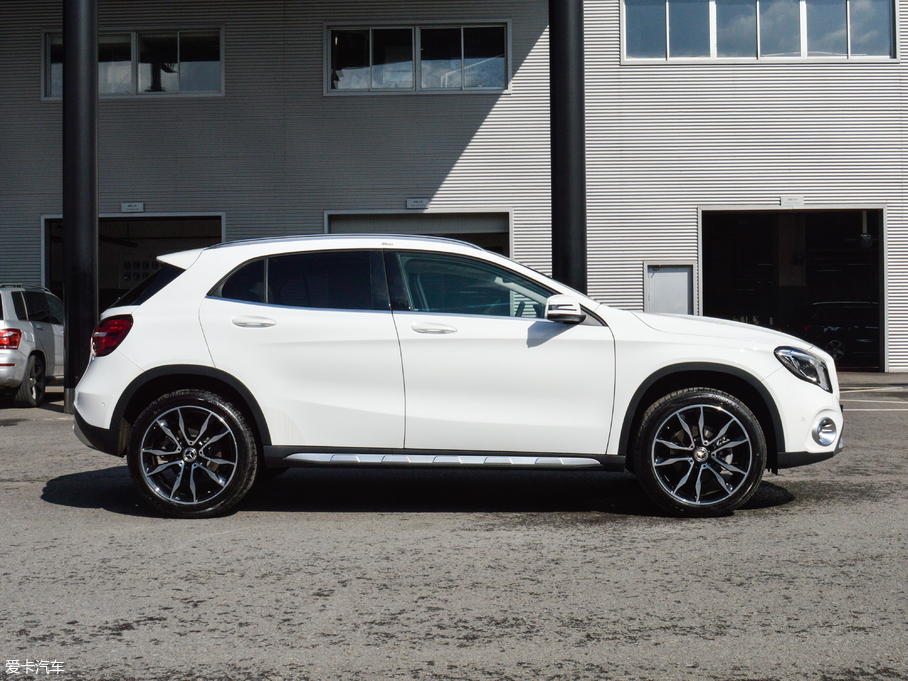 2017YGLA GLA 220 4MATIC A