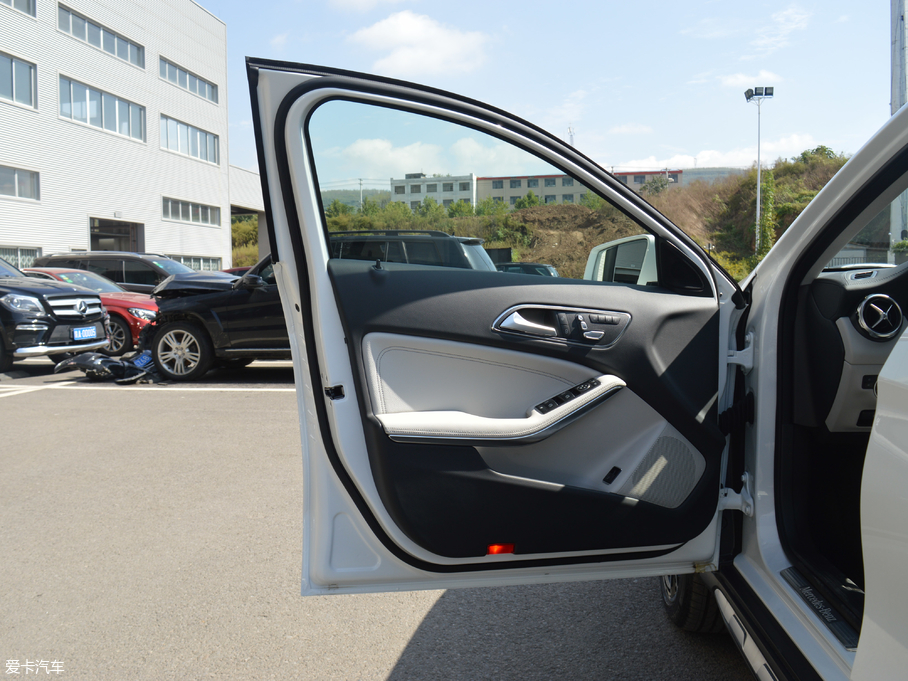 2017YGLA GLA 220 4MATIC A