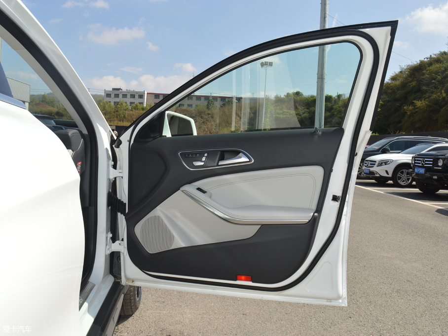 2017YGLA GLA 220 4MATIC A