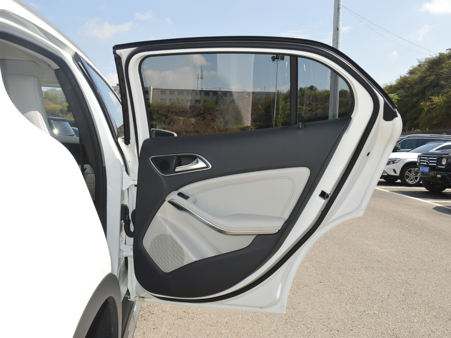 2017YGLA GLA 220 4MATIC A