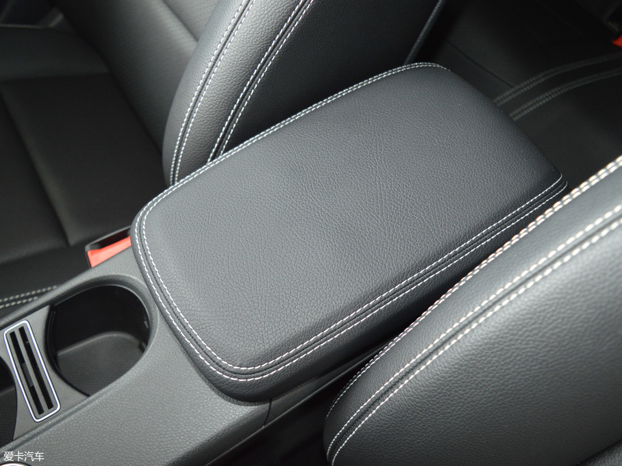 2017YGLA GLA 220 4MATIC r(sh)