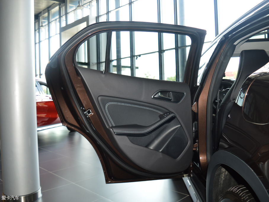 2017YGLA GLA 220 4MATIC r