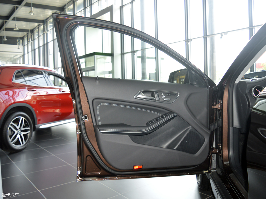 2017YGLA GLA 220 4MATIC r