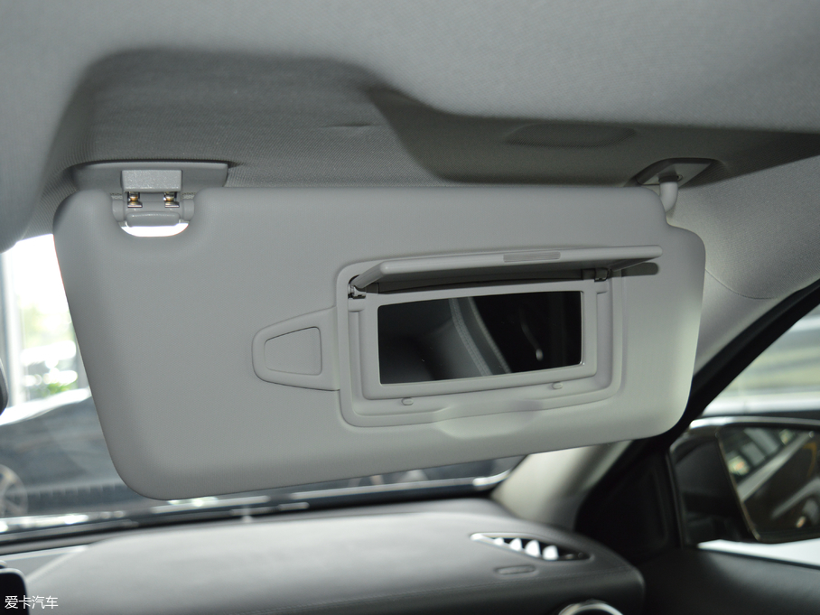 2017YGLA GLA 220 4MATIC r