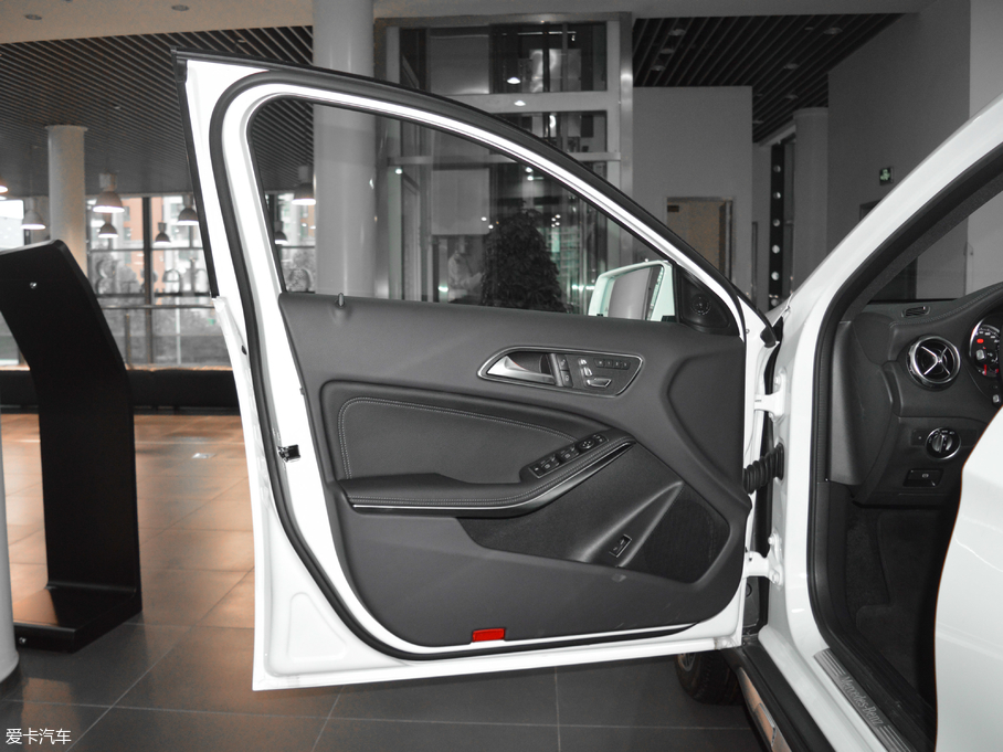 2017YGLA GLA 260 4MATIC \