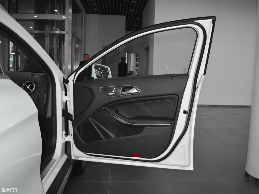 2017YGLA GLA 260 4MATIC \