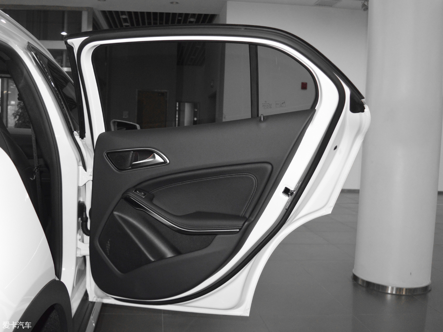 2017YGLA GLA 260 4MATIC \(yn)