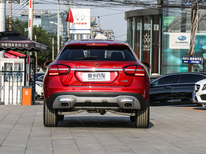 2017GLA 220 4MATIC r ^