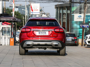 2017GLA 220 4MATIC r ^