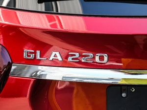 2017GLA 220 4MATIC r ^