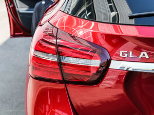 2017GLA 220 4MATIC r ^