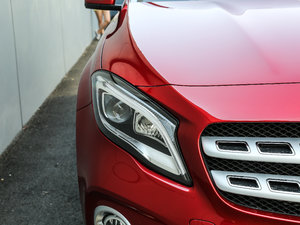 2017GLA 220 4MATIC r ^