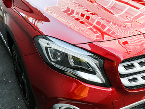 2017GLA 220 4MATIC r ^