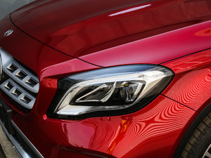 2017GLA 220 4MATIC r ^