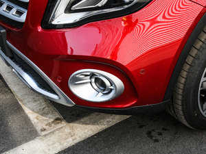 2017GLA 220 4MATIC r ^