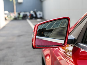 2017GLA 220 4MATIC r ^