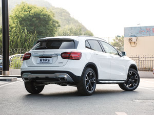 2017GLA 220 4MATIC r w^