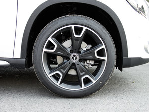 2017GLA 220 4MATIC r ^