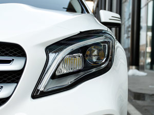 2017GLA 220 4MATIC r ^