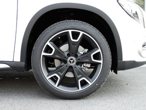 2017GLA 220 4MATIC r ^