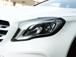 2017GLA 220 4MATIC r ^